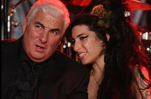 Tatăl artistei Amy Winehouse trebuie să plătească un milion de lire prietenilor ei. Care este motivul