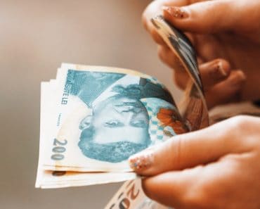 Vești bune pentru românii care își îngrijesc părinții sau bunicii. Un nou ajutor financiar a fost aprobat