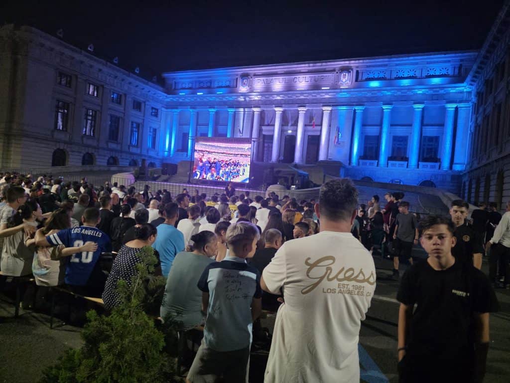 VIDEO: Mii de ploieștenii au răspuns invitatiei lui Virgil Nanu. Finala CM 2026 se vede pe esplanadă, la Consiliul Judetean Prahova!