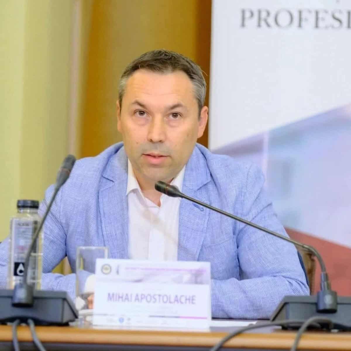 Lecție acidă de la consilierul Mihai Apostolache pentru Polițeanu: „Inițiativa de a schimba viceprimarul a ajuns să atârne de votul unei lichele ca mine” Lecție acidă de la consilierul Mihai Apostolache pentru Polițeanu: „Inițiativa de a schimba viceprimarul a ajuns să atârne de votul unei lichele ca mine”
