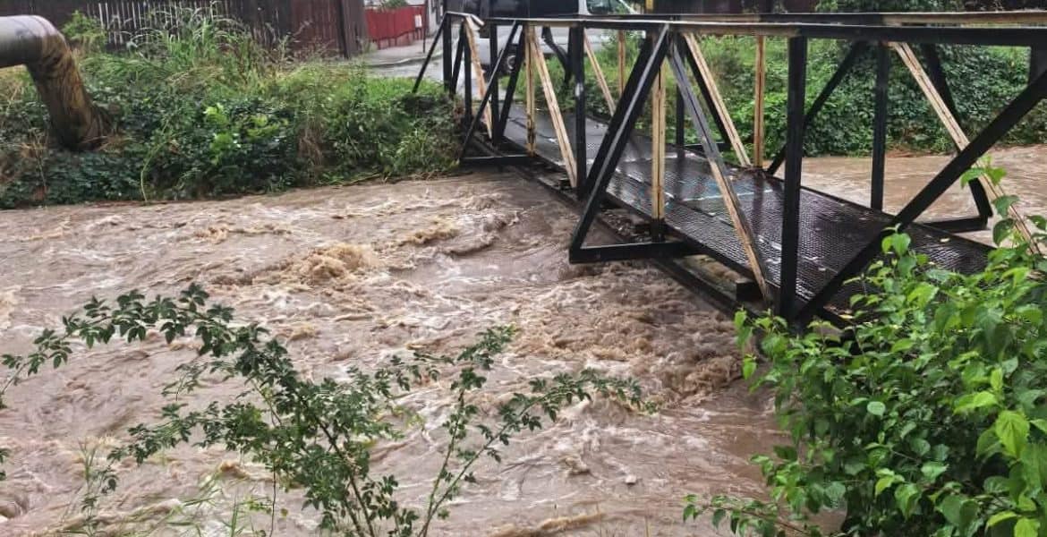 ALERTĂ la Ploiești! Pârâul Dâmbu a ajuns la nivelul maxim. Locuințe inundate în zona Gării de Nord, pompierii intervin