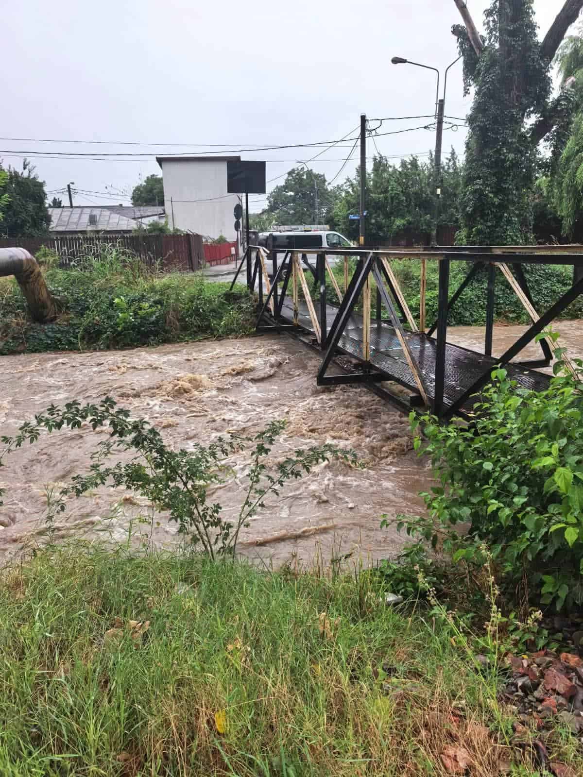 ALERTĂ la Ploiești! Pârâul Dâmbu a ajuns la nivelul maxim. Locuințe inundate în zona Gării de Nord, pompierii intervin