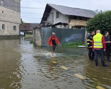 12 persoane evacuate din locuințe în comuna Bucov, sat Pleașa, în urma inundațiilor 12 persoane evacuate din locuințe în comuna Bucov, sat Pleașa, în urma inundațiilor