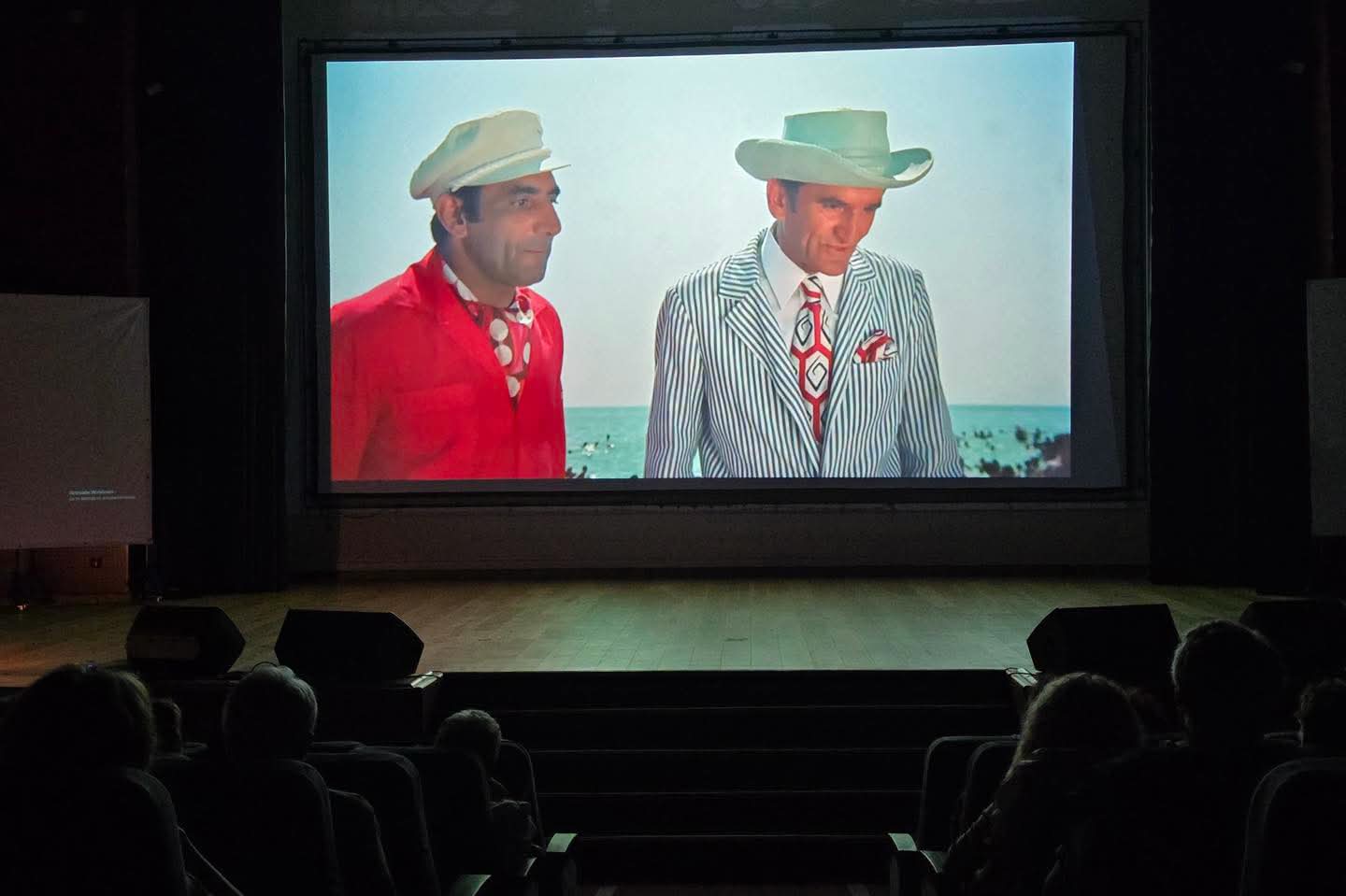 Aproape 200 de seniori au umplut Sala Europa la „Seara de Film Românesc”, eveniment organizat de Consiliul Județean Prahova la inițiativa lui Virgil Nanu