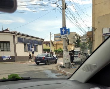 MINUNE ÎN PLOIEȘTI! A fost nevoie de O LUNĂ pentru ca administrația locală să trimită o echipă să repare semaforul de pe Rudului-Plăieșilor MINUNE ÎN PLOIEȘTI! A fost nevoie de O LUNĂ pentru ca administrația locală să trimită o echipă să repare semaforul de pe Rudului-Plăieșilor