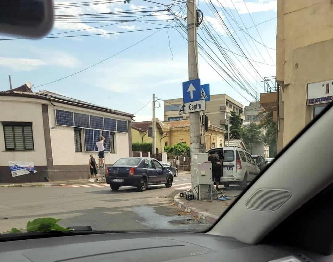 MINUNE ÎN PLOIEȘTI! A fost nevoie de O LUNĂ pentru ca administrația locală să trimită o echipă să repare semaforul de pe Rudului-Plăieșilor MINUNE ÎN PLOIEȘTI! A fost nevoie de O LUNĂ pentru ca administrația locală să trimită o echipă să repare semaforul de pe Rudului-Plăieșilor