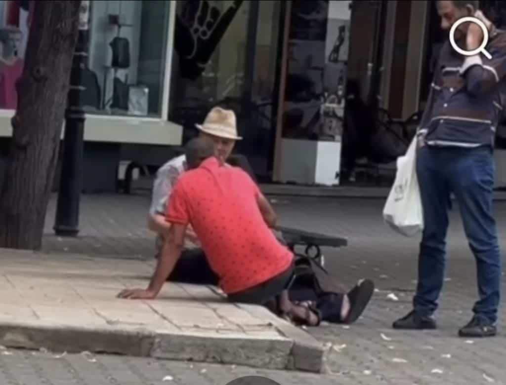 „PLOIEȘTIUL CEL VIU”! Doi bărbați, filmați în timp ce jucau barbut pe jos, chiar în centrul pietonal al orașului