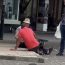 „PLOIEȘTIUL CEL VIU”! Doi bărbați, filmați în timp ce jucau barbut pe jos, chiar în centrul pietonal al orașului