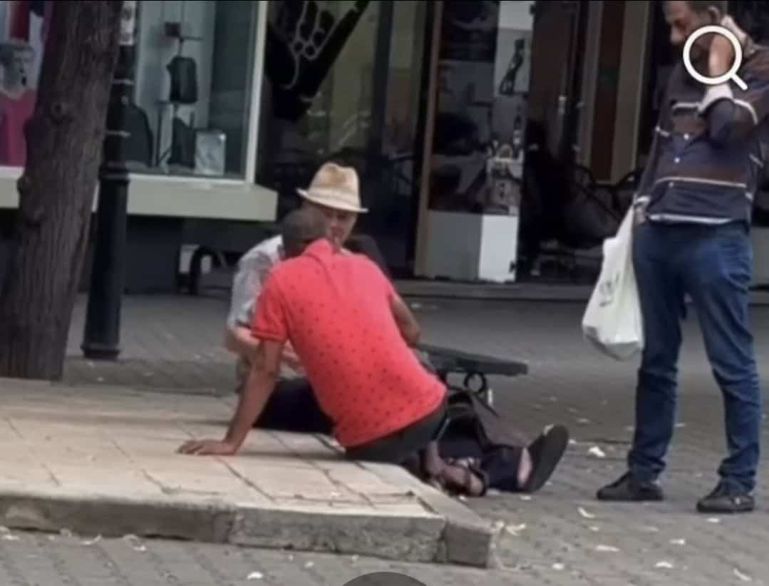 „PLOIEȘTIUL CEL VIU”! Doi bărbați, filmați în timp ce jucau barbut pe jos, chiar în centrul pietonal al orașului