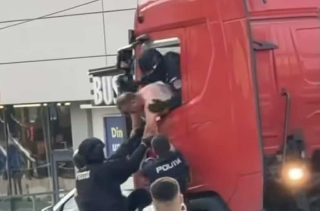 Intervenție în forță la Bușteni: un șofer de TIR care a refuzat să coboare din cabină a fost scos de polițiști după ce a aruncat toate obiectele din cabină în stradă
