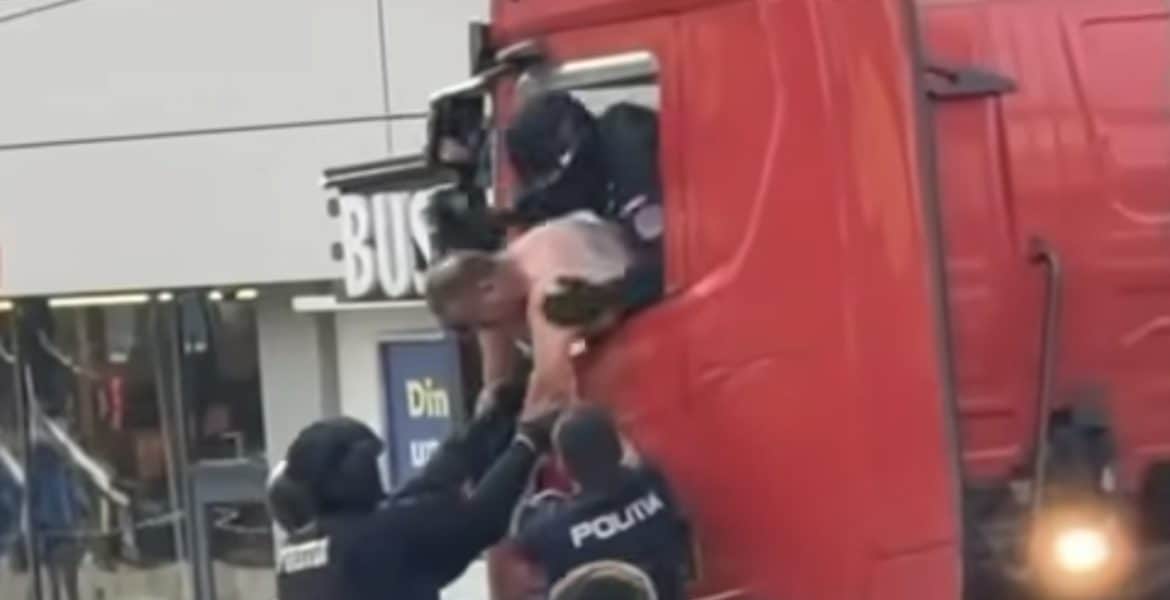 Intervenție în forță la Bușteni: un șofer de TIR care a refuzat să coboare din cabină a fost scos de polițiști după ce a aruncat toate obiectele din cabină în stradă