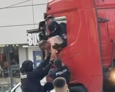 Intervenție în forță la Bușteni: un șofer de TIR care a refuzat să coboare din cabină a fost scos de polițiști după ce a aruncat toate obiectele din cabină în stradă Intervenție în forță la Bușteni: un șofer de TIR care a refuzat să coboare din cabină a fost scos de polițiști după ce a aruncat toate obiectele din cabină în stradă
