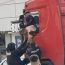 Intervenție în forță la Bușteni: un șofer de TIR care a refuzat să coboare din cabină a fost scos de polițiști după ce a aruncat toate obiectele din cabină în stradă