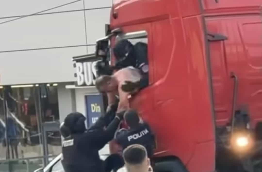Intervenție în forță la Bușteni: un șofer de TIR care a refuzat să coboare din cabină a fost scos de polițiști după ce a aruncat toate obiectele din cabină în stradă