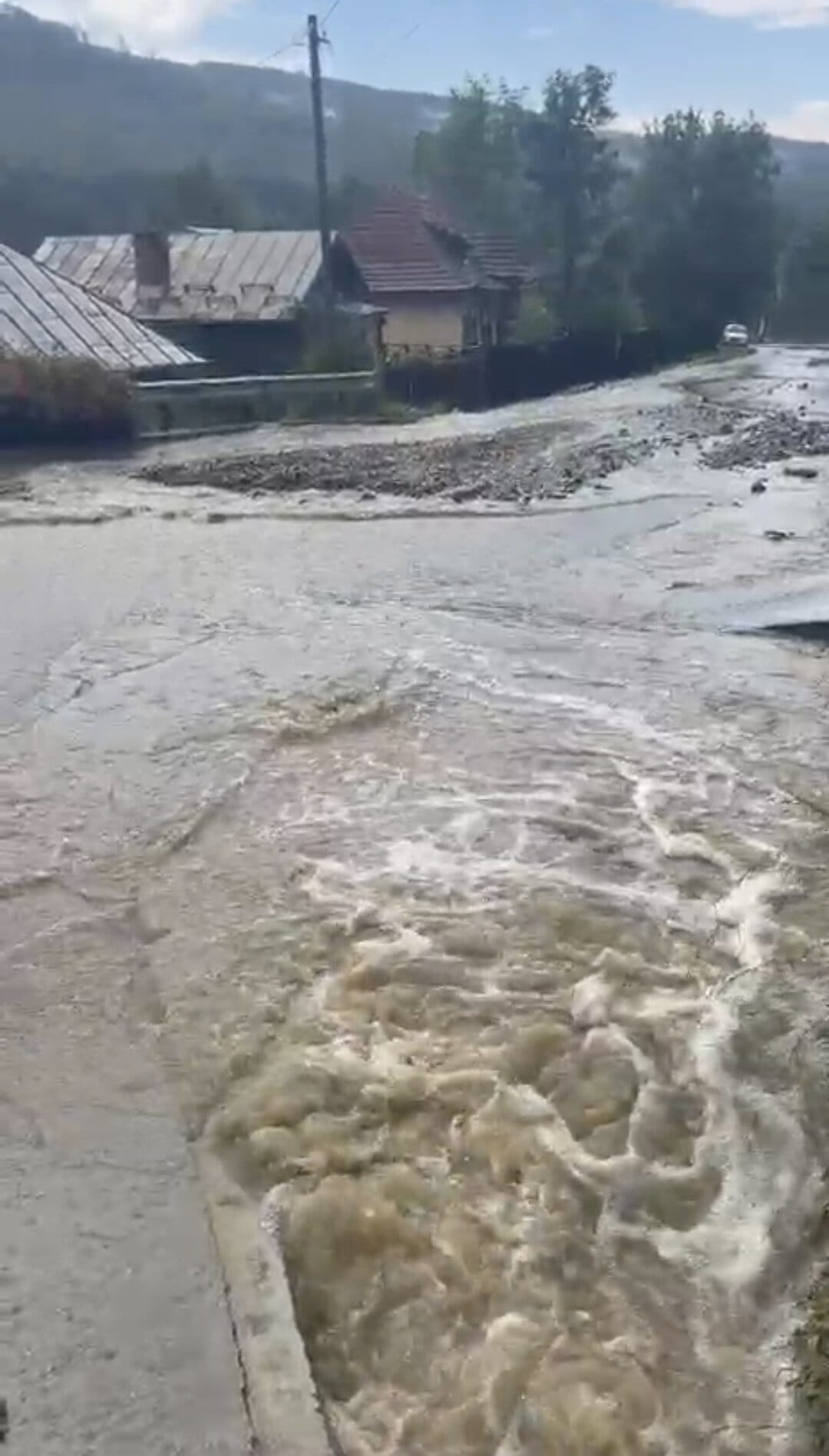 Cod galben de inundații în Prahova. La Valea Doftanei a fost prăpăd! INHGA avertizează asupra riscului de viituri rapide pe râurile din județ Cod galben de inundații în Prahova. La Valea Doftanei a fost prăpăd! INHGA avertizează asupra riscului de viituri rapide pe râurile din județ