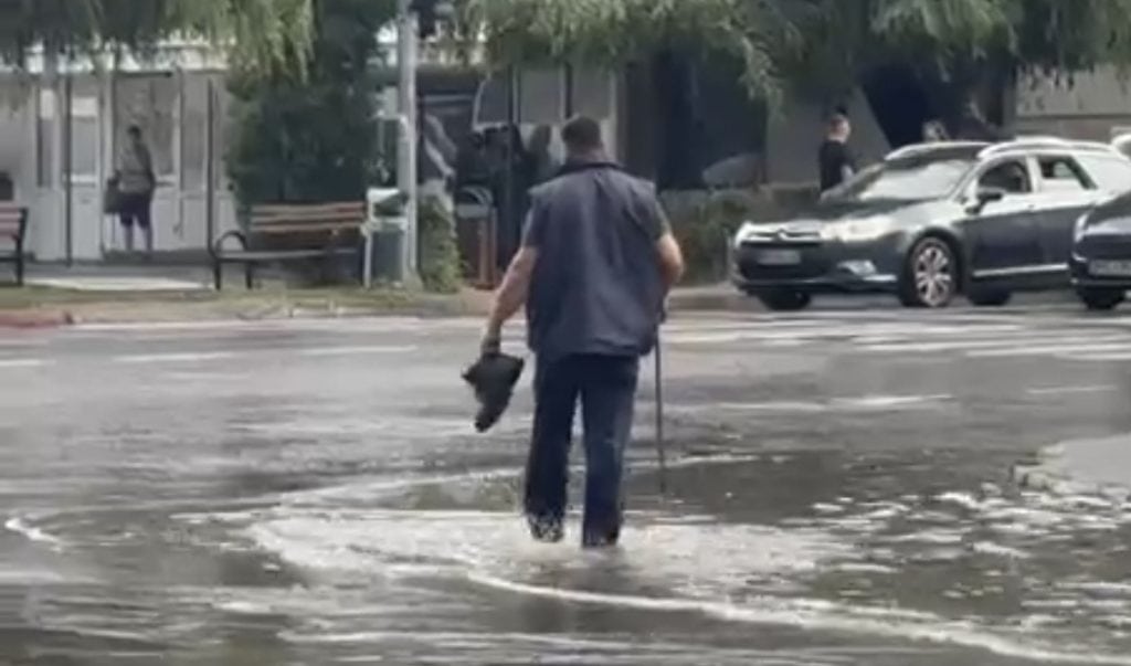 PLOIEȘTIUL, SUB APE ȘI SUB ASEDIUL INCOMPETENȚEI! Bulevardul e gol-goluț și stă închis degeaba, în timp ce orașul este paralizat de inundații și coloane interminabile de mașini