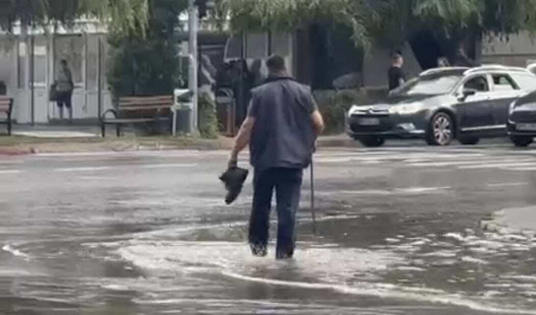 PLOIEȘTIUL, SUB APE ȘI SUB ASEDIUL INCOMPETENȚEI! Bulevardul e gol-goluț și stă închis degeaba, în timp ce orașul este paralizat de inundații și coloane interminabile de mașini PLOIEȘTIUL, SUB APE ȘI SUB ASEDIUL INCOMPETENȚEI! Bulevardul e gol-goluț și stă închis degeaba, în timp ce orașul este paralizat de inundații și coloane interminabile de mașini
