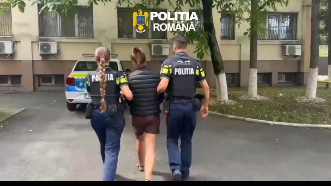 VIDEO: O femeie din Măgurele a dat foc la casă după divorț. A fost reținută de polițiști VIDEO: O femeie din Măgurele a dat foc la casă după divorț. A fost reținută de polițiști