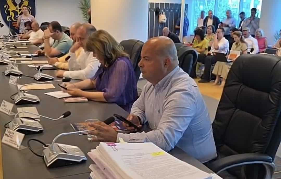 DICTATURĂ ÎN ADMINISTRAȚIA LOCALĂ: Primarul Polițeanu blochează interpelările consilierilor și transformă Ploieștiul în moșie personală! Valentin Marcu (PNL): Instituțiile au primit ordine să nu ne răspundă fără aprobarea primarului