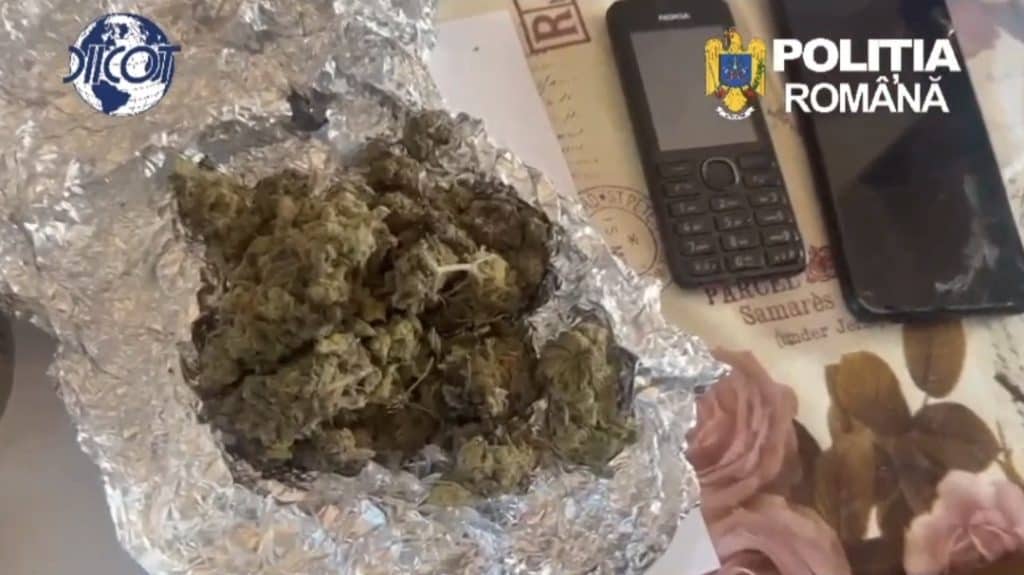 DIICOT Ploiești a prins în flagrant delict doi traficanți de droguri. Marfa era vândută în Prahova și în Capitală