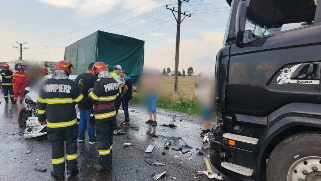 FOTO: Accident la ieșirea din Ploiești. Două tiruri, două autoutilitare și două autoturisme implicate!
