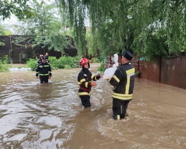 FOTO: Pârâul Dâmbu a ieșit din matcă! Inundație în zona Gării de Nord a Ploieștiului FOTO: Pârâul Dâmbu a ieșit din matcă! Inundație în zona Gării de Nord a Ploieștiului