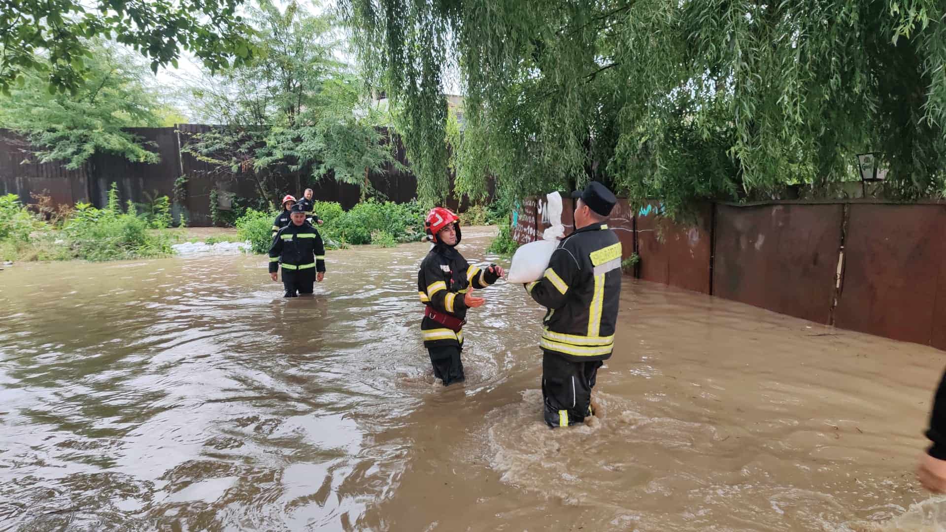 FOTO: Pârâul Dâmbu a ieșit din matcă! Inundație în zona Gării de Nord a Ploieștiului FOTO: Pârâul Dâmbu a ieșit din matcă! Inundație în zona Gării de Nord a Ploieștiului