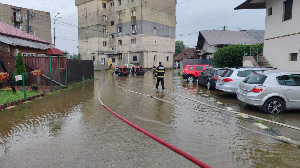 FOTO: Colonia Pleașa afectată de inundații. Mai multe persoane evacuate