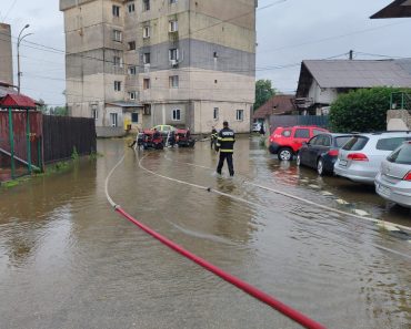 FOTO: Colonia Pleașa afectată de inundații. Mai multe persoane evacuate FOTO: Colonia Pleașa afectată de inundații. Mai multe persoane evacuate