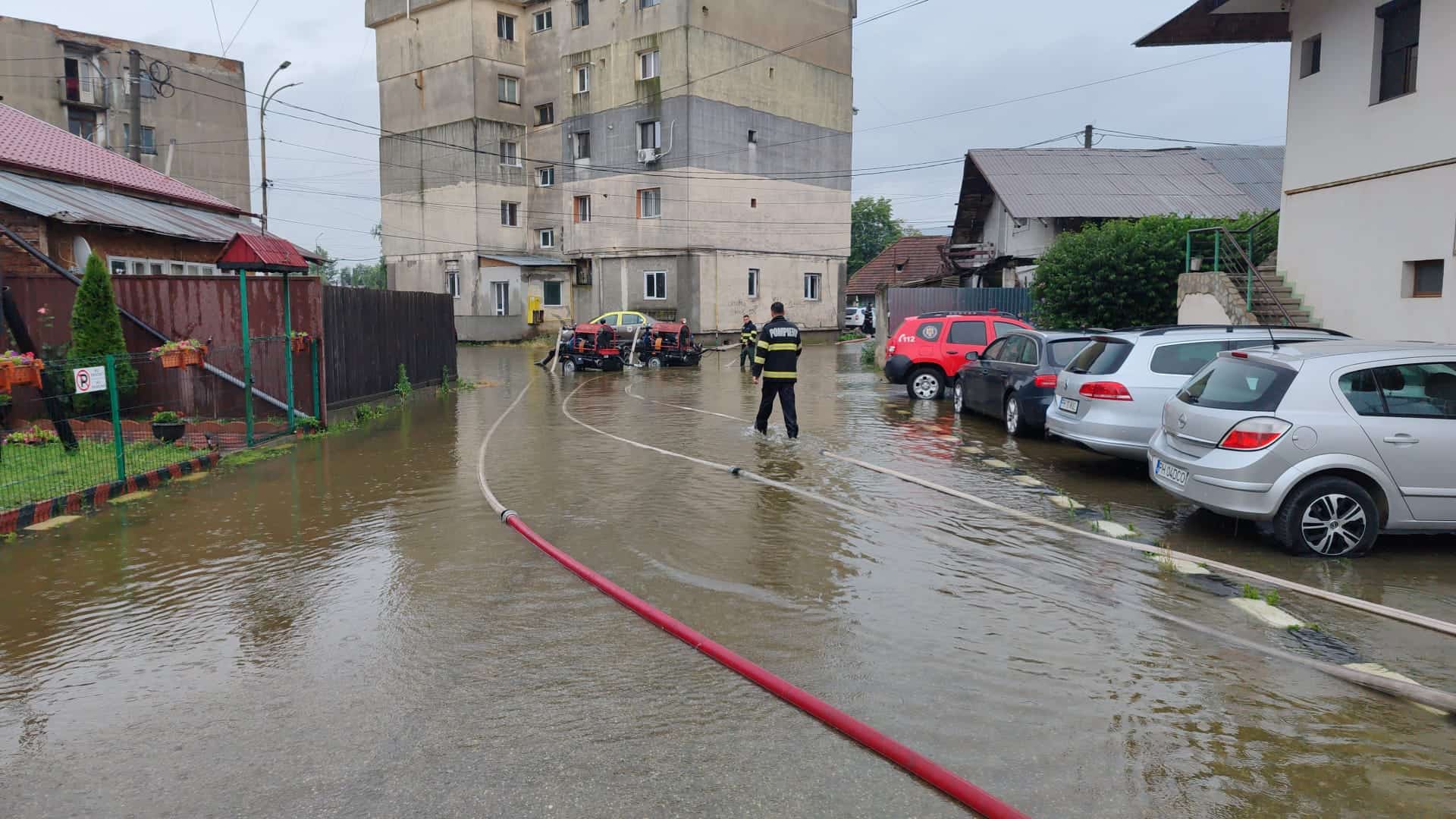 FOTO: Colonia Pleașa afectată de inundații. Mai multe persoane evacuate FOTO: Colonia Pleașa afectată de inundații. Mai multe persoane evacuate
