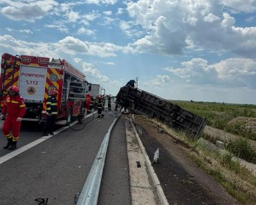 FOTO: Accident pe A7, la Dumbrava. Un TIR și un autoturism implicate. Camionul s-a răsturnat