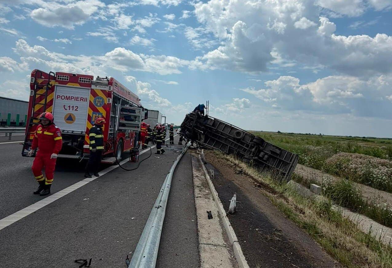 FOTO: Accident pe A7, la Dumbrava. Un TIR și un autoturism implicate. Camionul s-a răsturnat FOTO: Accident pe A7, la Dumbrava. Un TIR și un autoturism implicate. Camionul s-a răsturnat