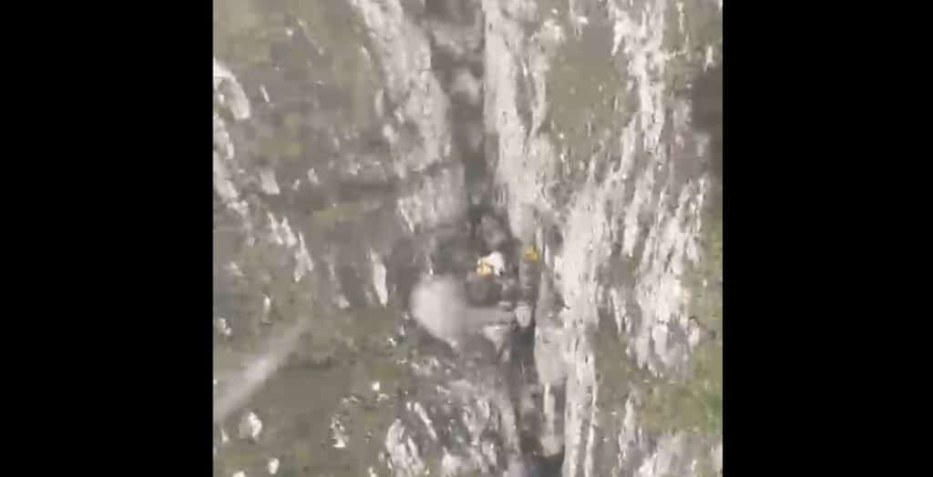 VIDEO: Imagini spectaculoase din timpul salvării alpiniștilor căzuți în abruptul Bucegilor