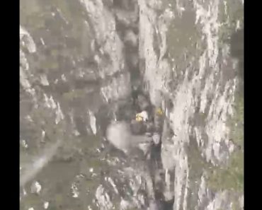 VIDEO: Imagini spectaculoase din timpul salvării alpiniștilor căzuți în abruptul Bucegilor