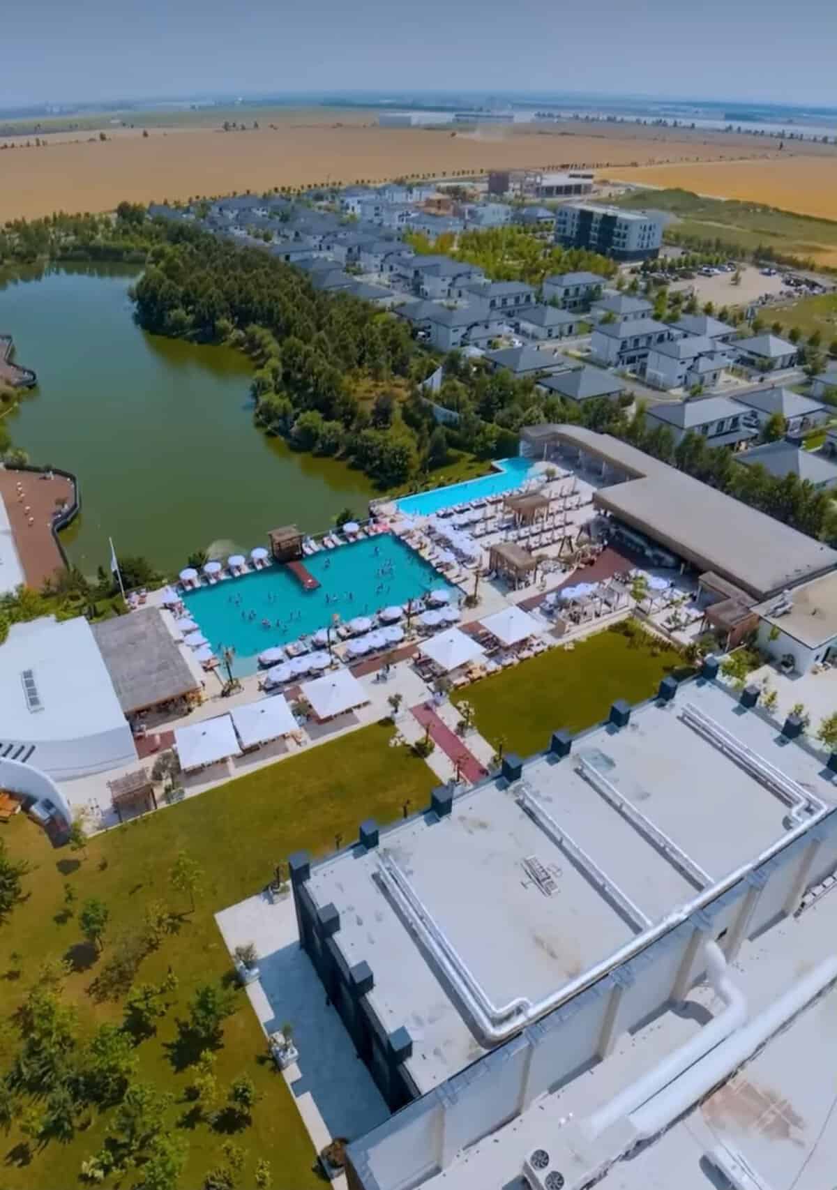 Vara se trăiește la piscină, la Aquarelle by Ramatuelle