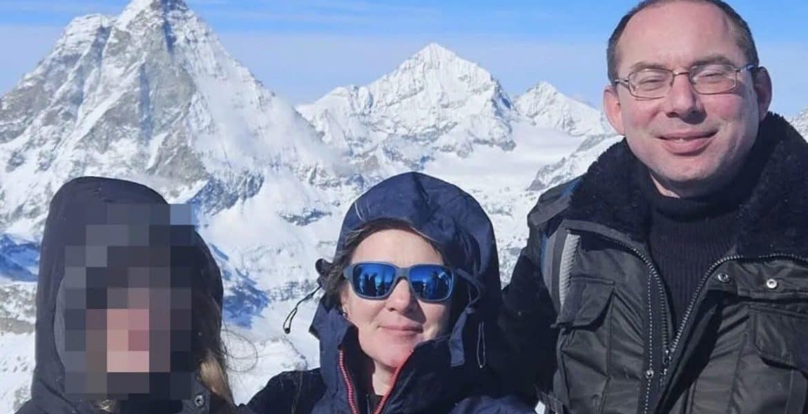 O adolescentă de 15 ani și-a omorât ambii părinți și a trimis pozele pe grupul de Whatsapp al școlii. Fata se identificase ca „băiat”, iar ulterior, drept câine și mergea în 4 labe pe stradă