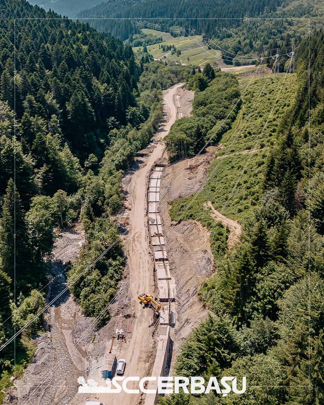 Construcții Erbașu: Un drum construit astăzi poate schimba ritmul unei întregi regiuni pentru următoarele decenii Construcții Erbașu: Un drum construit astăzi poate schimba ritmul unei întregi regiuni pentru următoarele decenii