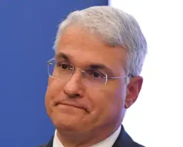 Firma înființată de Dragoș Pîslaru a încheiat un nou contract pe bani publici cu ministerul pe care îl conduce, chiar și după demiterea Guvernului. Al cincilea!