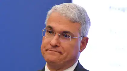 Firma înființată de Dragoș Pîslaru a încheiat un nou contract pe bani publici cu ministerul pe care îl conduce, chiar și după demiterea Guvernului. Al cincilea!