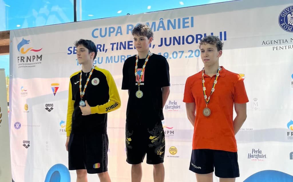 Campion la tineret și vicecampion la seniori