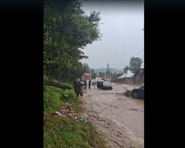 VIDEO: Prăpăd în stațiunea Bușteni. O tânără a fost luată de apă. DN 1 și mai multe străzi, inundate
