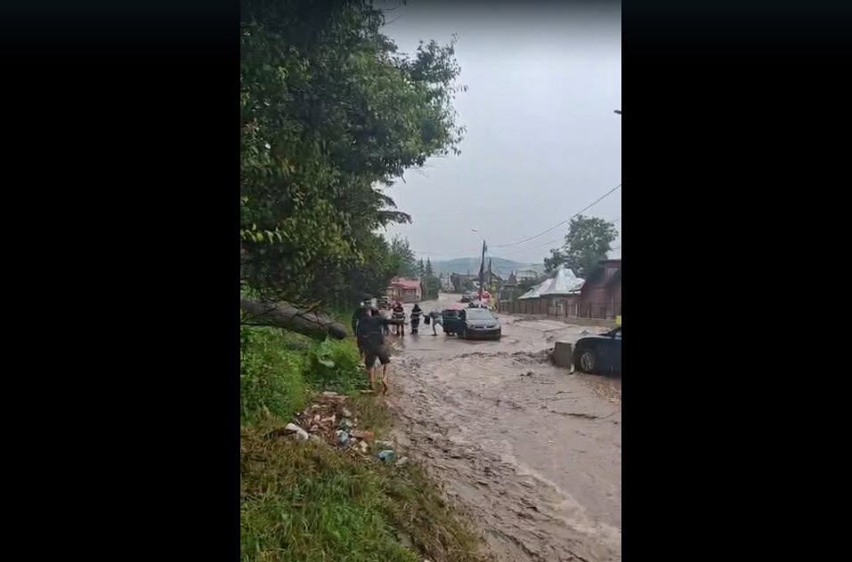 VIDEO: Prăpăd în stațiunea Bușteni. O tânără a fost luată de apă. DN 1 și mai multe străzi, inundate VIDEO: Prăpăd în stațiunea Bușteni. O tânără a fost luată de apă. DN 1 și mai multe străzi, inundate