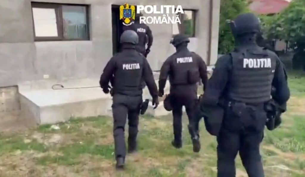 VIDEO: Șantajist ridicat de polițiști după percheziții la Berceni. Bărbatul a fost reținut