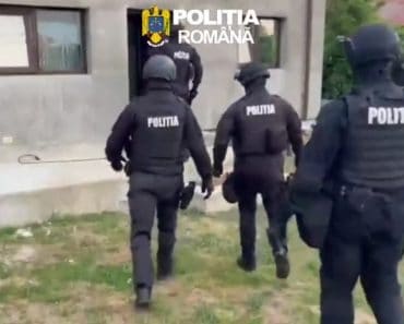 VIDEO: Șantajist ridicat de polițiști după percheziții la Berceni. Bărbatul a fost reținut