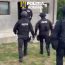 VIDEO: Șantajist ridicat de polițiști după percheziții la Berceni. Bărbatul a fost reținut