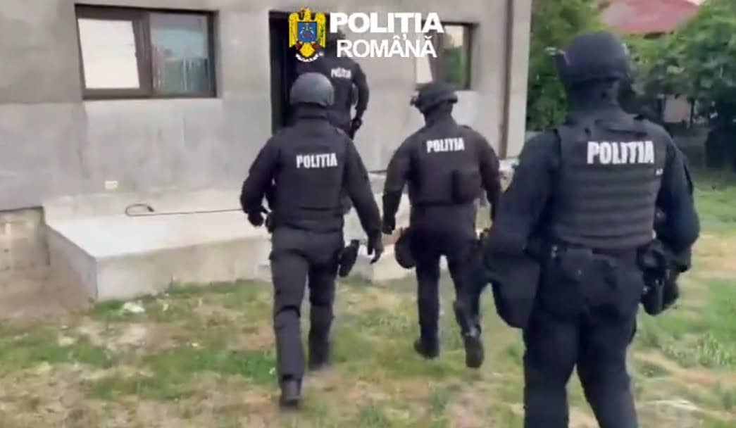 VIDEO: Șantajist ridicat de polițiști după percheziții la Berceni. Bărbatul a fost reținut VIDEO: Șantajist ridicat de polițiști după percheziții la Berceni. Bărbatul a fost reținut