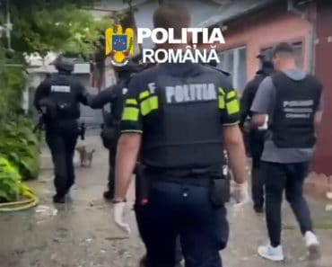 VIDEO: Șapte șoferi „pe comunitate” ridicați de mascați. Ar fi furat marfă de zeci de mii de euro VIDEO: Șapte șoferi „pe comunitate” ridicați de mascați. Ar fi furat marfă de zeci de mii de euro