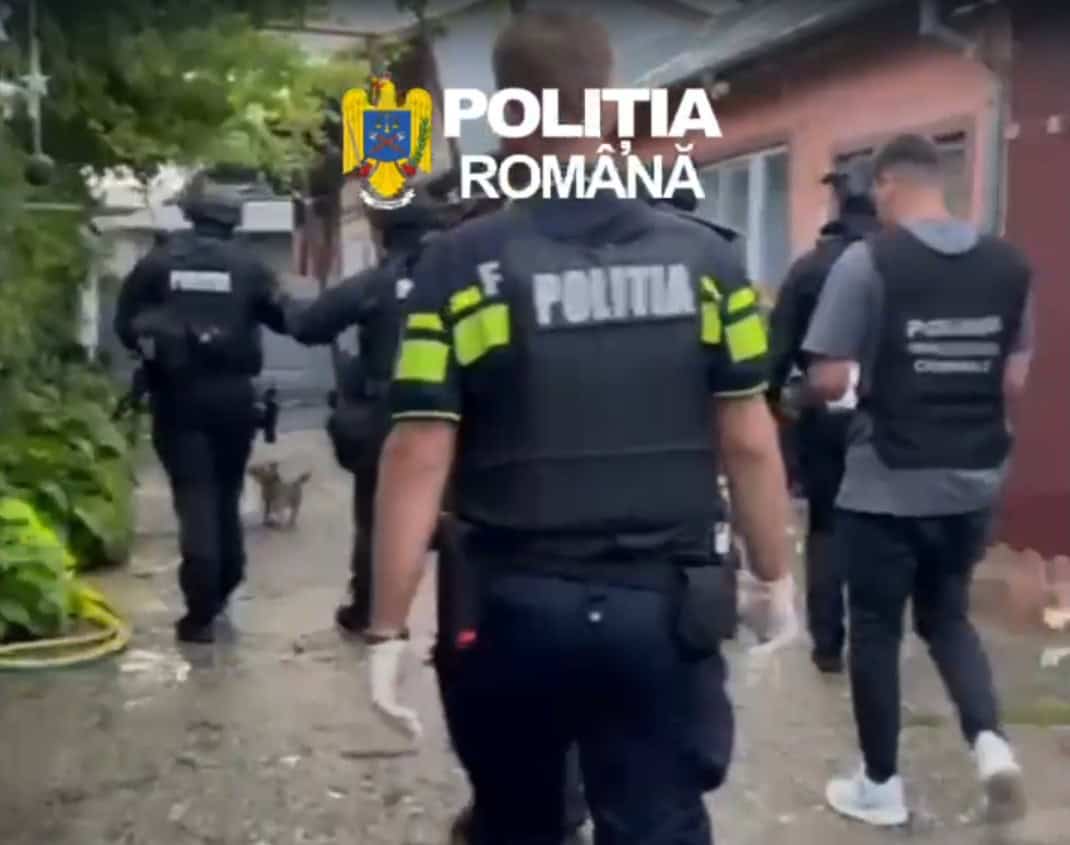 VIDEO: Șapte șoferi „pe comunitate” ridicați de mascați. Ar fi furat marfă de zeci de mii de euro