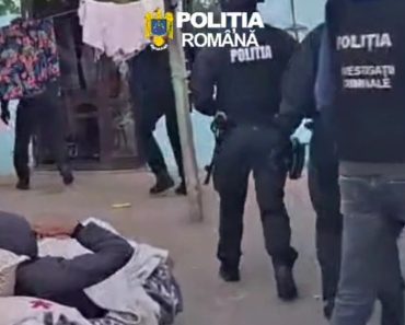 VIDEO: Percheziții în Ploiești după furtul unei mașini. Trei persoane săltate de mascați