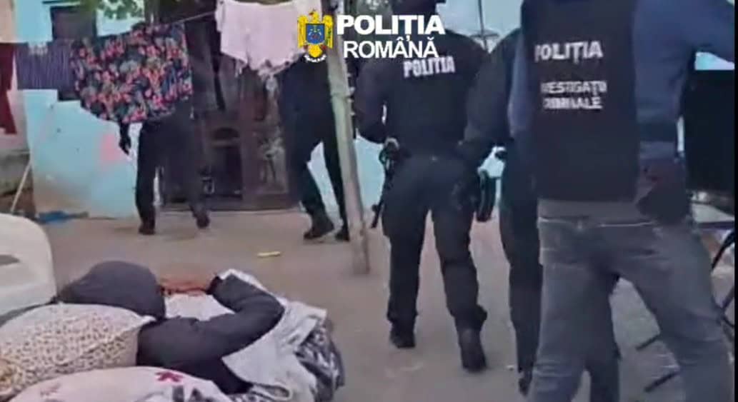 VIDEO: Percheziții în Ploiești după furtul unei mașini. Trei persoane săltate de mascați VIDEO: Percheziții în Ploiești după furtul unei mașini. Trei persoane săltate de mascați